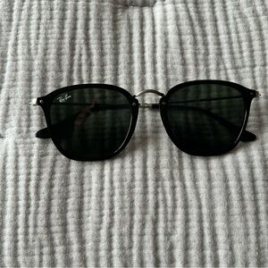 Ray-Ban Black Aviator Sunglasses with Modern Design
